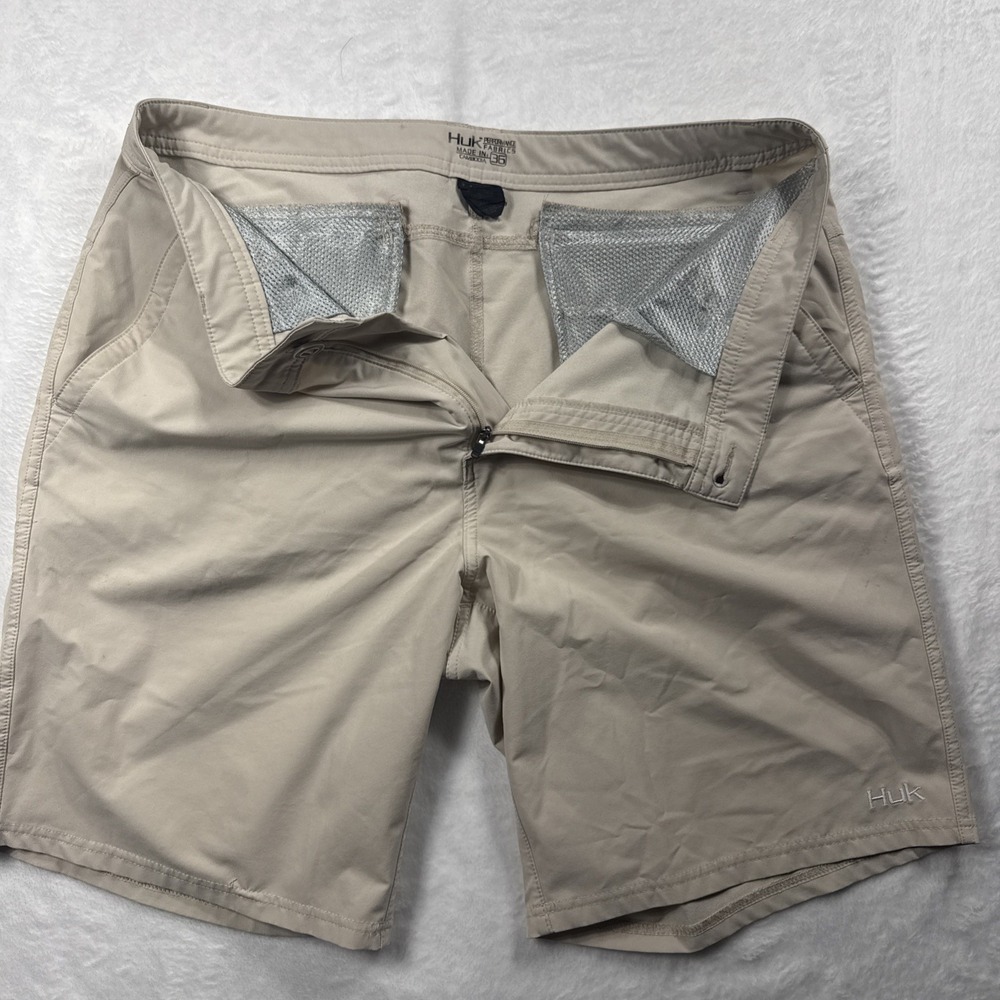 Huk Performance Fishing Shorts Men's Large 36x9" Beige Stretch Quick Dry Hybrid